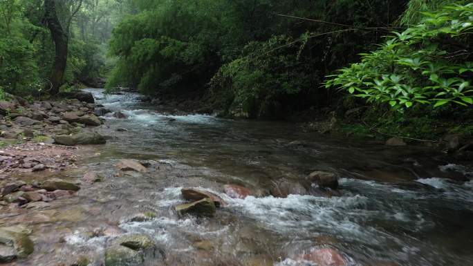 航拍山涧清澈溪流