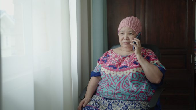 使用智能手机拍摄亚洲癌症老年女性肖像
