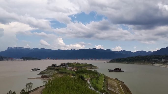 雨后三峡大坝上蓝天白云