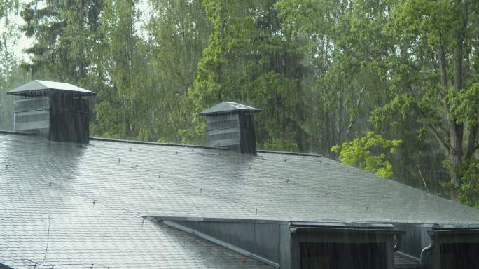 大雨倾泻在屋顶上大雨倾泻