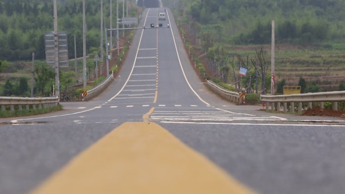 浙江农村山区道路公路中间黄线标志