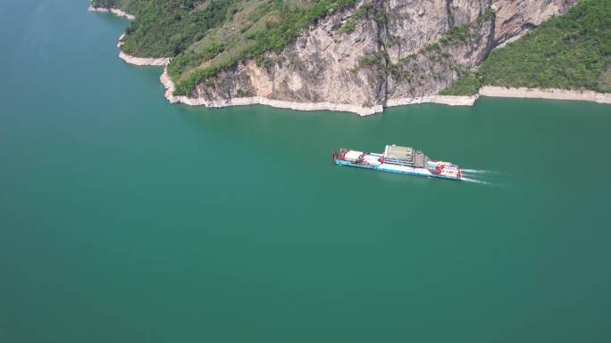长江三峡西陵峡蓝天白云清澈江水大型船队