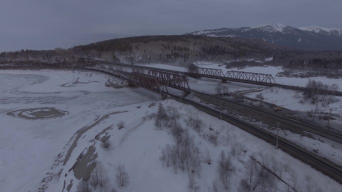 火车驶过贝加尔湖大桥4K航拍素材