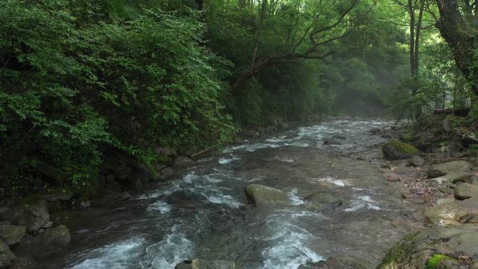 航拍山涧清澈溪流