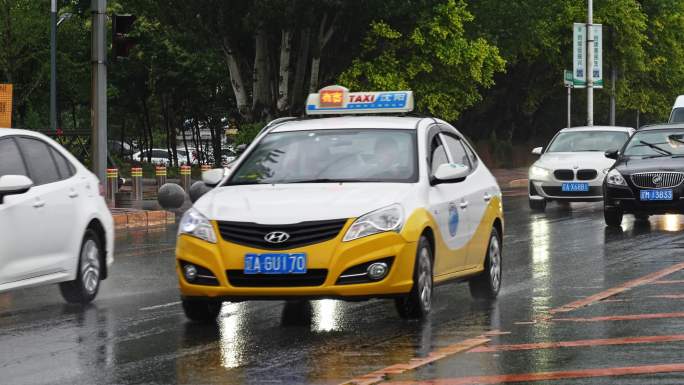 雨中城市道路开车汽车行驶慢镜头