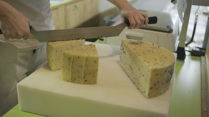 乳品厂切割奶酪的女工