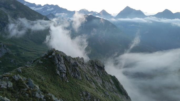 从皮埃蒙特州瓦莱西亚的拉韦利营地俯瞰意大利阿尔卑斯山