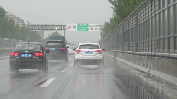 高架桥高速路上大雨中开车