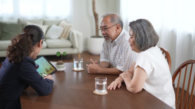 资深夫妇在家与保险代理人会面