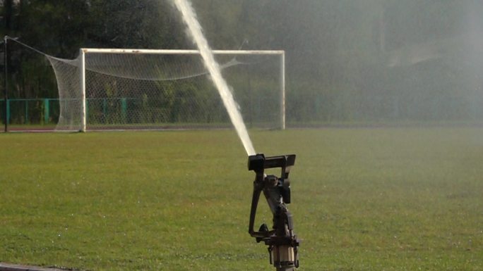 足球场上的喷水装置慢动作
