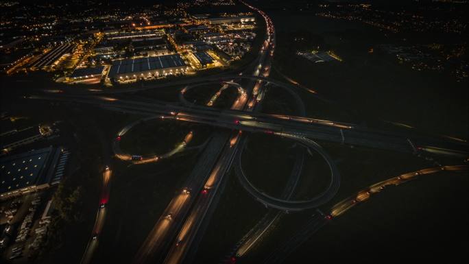 夜间公路立交桥鸟瞰图