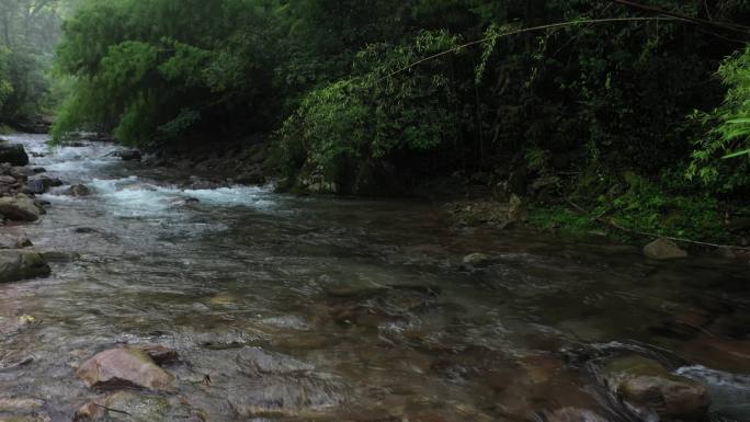 航拍山涧清澈溪流