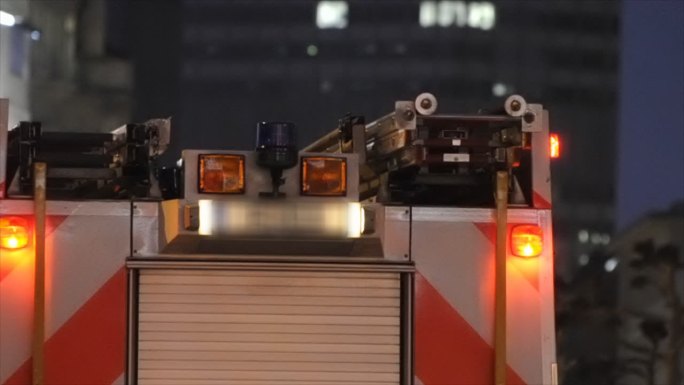 夜间消防车，下雨，城市背景（HD720p）