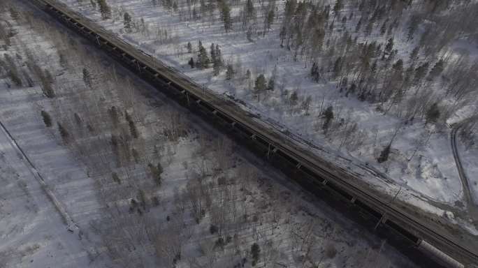 寒冷冬季行驶的火车4K航拍素材