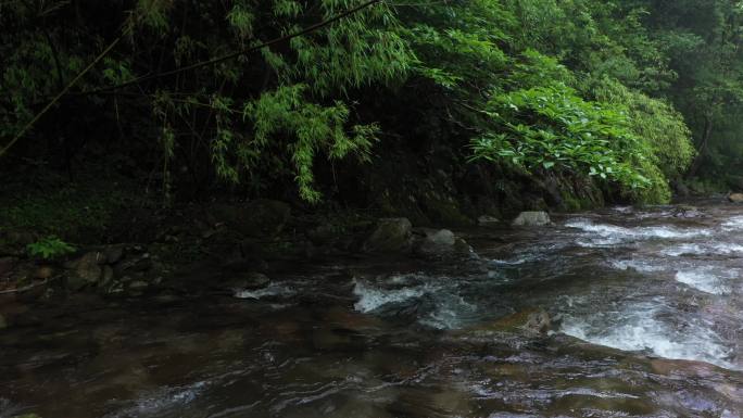 航拍山涧清澈溪流