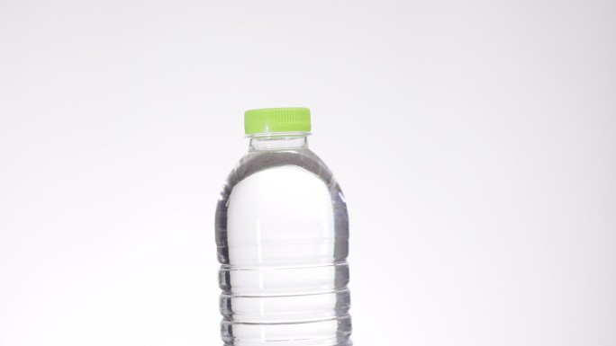 推回废弃塑料瓶拒绝瓶装水