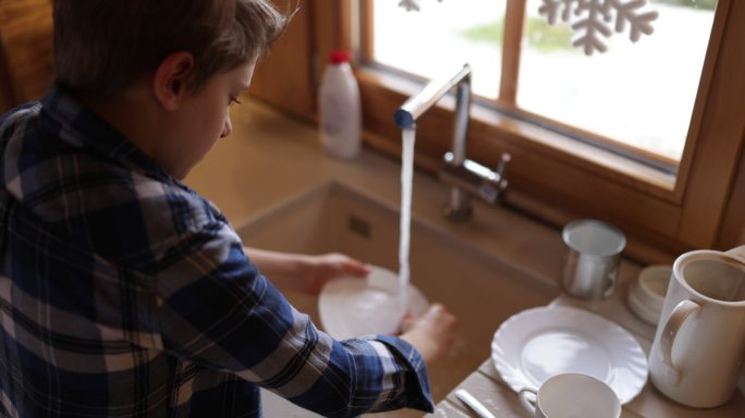 洗盘子的小男孩洗盘子欧洲人做家务