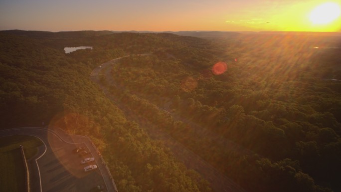 日落时分，在新泽西州I-80高速公路上，借助强烈的动态镜头光斑，在阳光下拍摄全景广角视图。具有平移摄