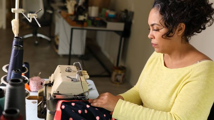 女用缝纫机缝纫做衣服服装工作