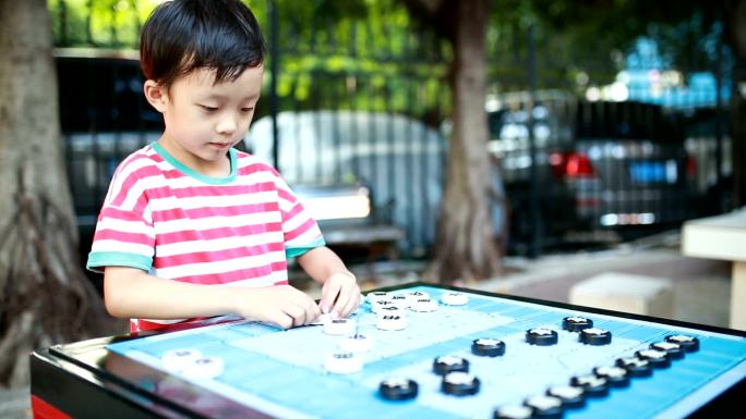 亚洲儿童下棋下棋