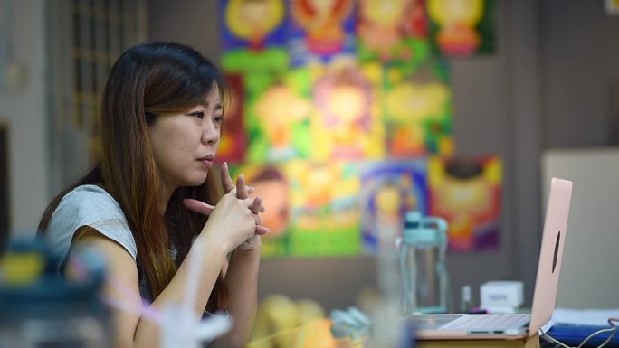 在艺术学校教授在线艺术课的亚裔中国女教师