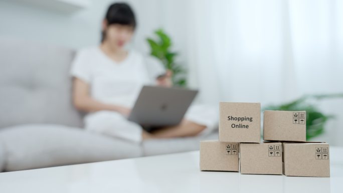 亚洲女性在家用信用卡在线支付。女人们在电脑上买自己喜欢的东西。概念​​网上购物。