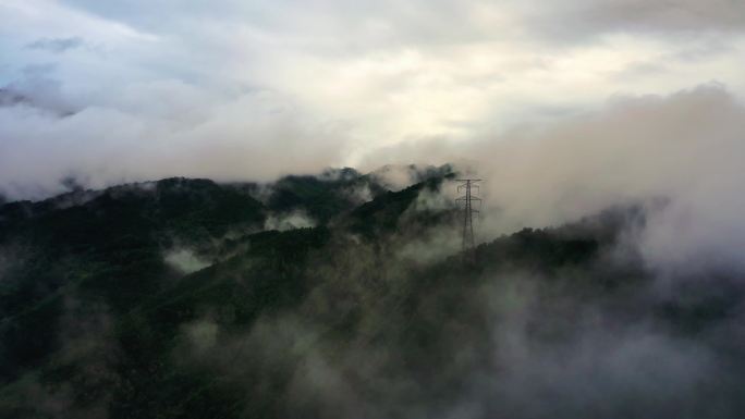 航拍大山电网铁塔电力云雾缭绕大气唯美能源