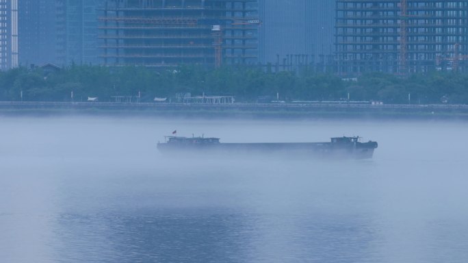 行驶在雾气钱塘江货船4K