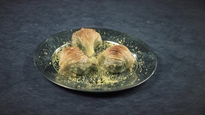 吃土耳其语baklava配开心果，传统甜点库存视频