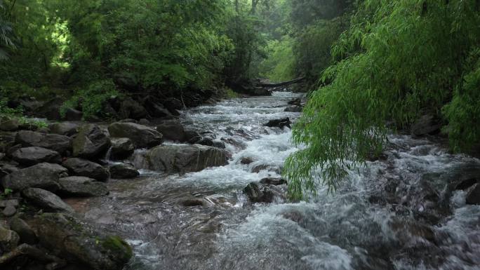 航拍山涧清澈溪流