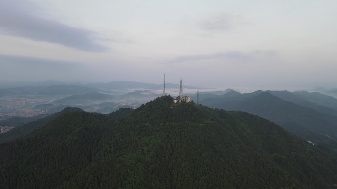 航拍清晨高山迷雾5G信号塔