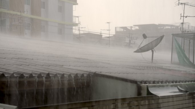 屋顶在暴风雨中，雨点落在屋顶上。