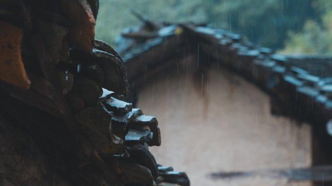 瓦房屋檐雨滴江南水乡瓦房雨季雨滴掉落