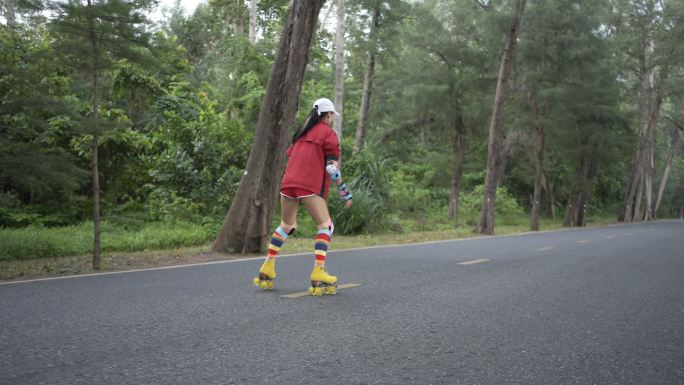 积极的生活方式，亚洲女子直列溜冰或轮滑。