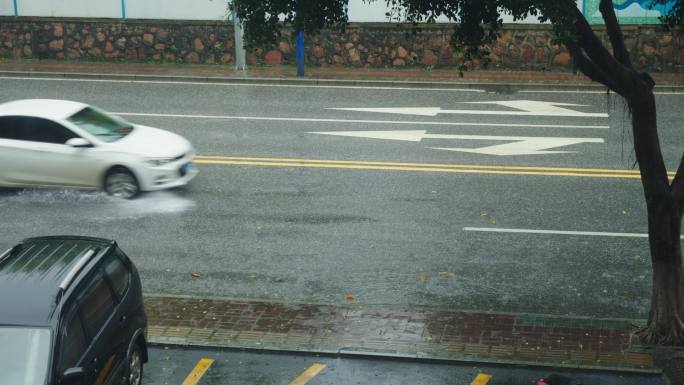 暴雨路面积水