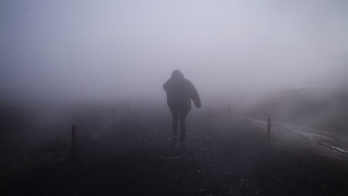 在冰岛浓雾中行走历程寻找经历