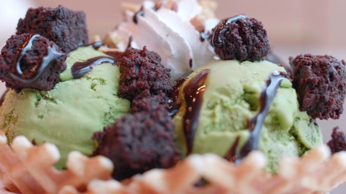 特写，绿茶冰淇淋冰淇淋球甜品冰淇淋抹茶冰