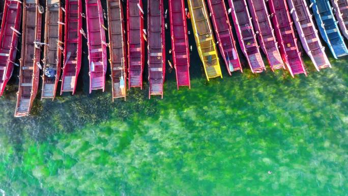 独木舟漂浮在清澈的泸沽湖上
