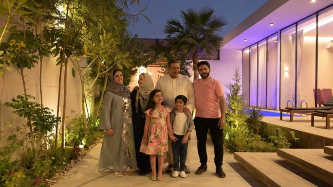 轻松的沙特多代家庭户外写真