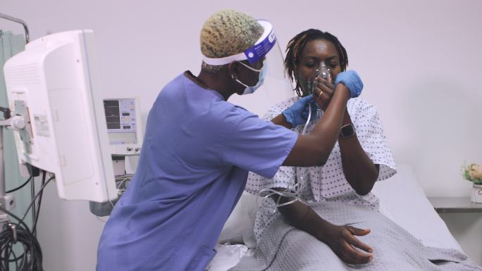 住院妇女在护士协助下使用医用呼吸机