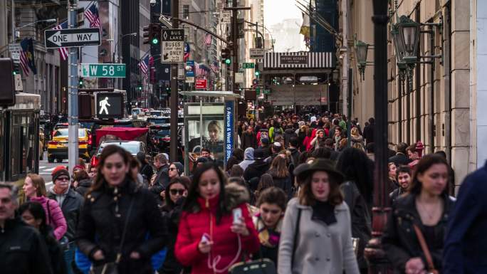 一群人在纽约散步舒适的户外潇洒自在路上行