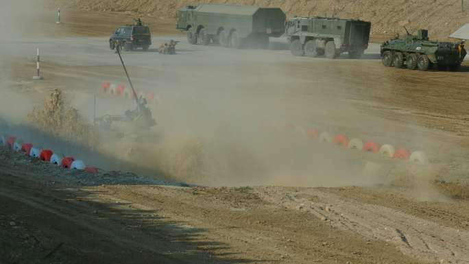 在一次军事演习中，现代装甲运兵车全速冲破水沟