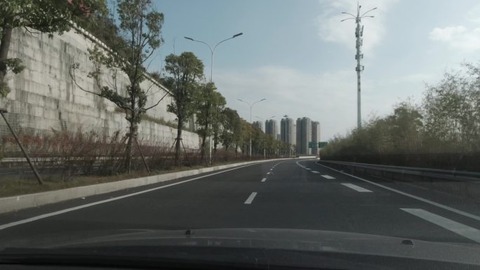 从高速公路上的汽车望出去，经过城市高架桥
