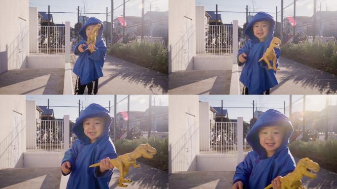 小男孩玩玩具恐龙很兴奋