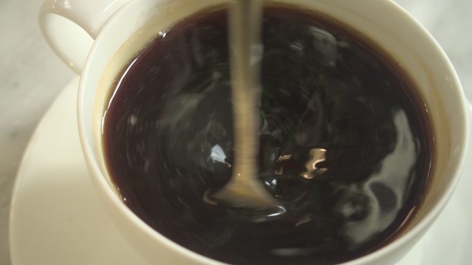 搅拌黑咖啡搅动喝