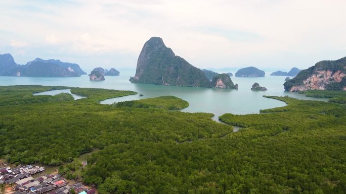 从泰国Samet Nang She的视角鸟瞰攀牙湾，欣赏攀牙湾的美丽景色。