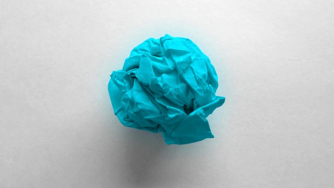 浅蓝色纸球起皱纸团