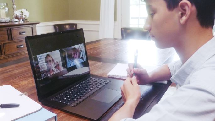 冠状病毒大流行期间男生与老师视频通话