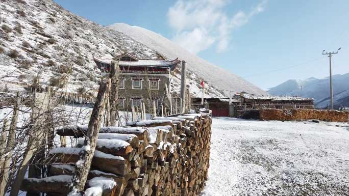 四川甘孜州藏家雪景