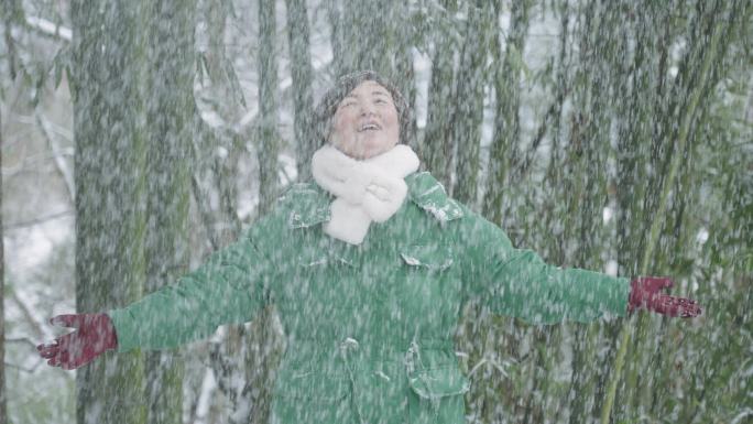 慢动作女人在雪中玩耍